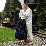 Žena sa lúči s mužom pri Kysuckej úvraťovej železnici