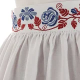 Detail výšivky na pase zástery Nina