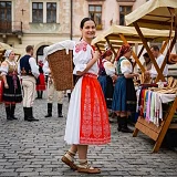 Trhovníčka v Slovenskej krojovej zástere Vilma